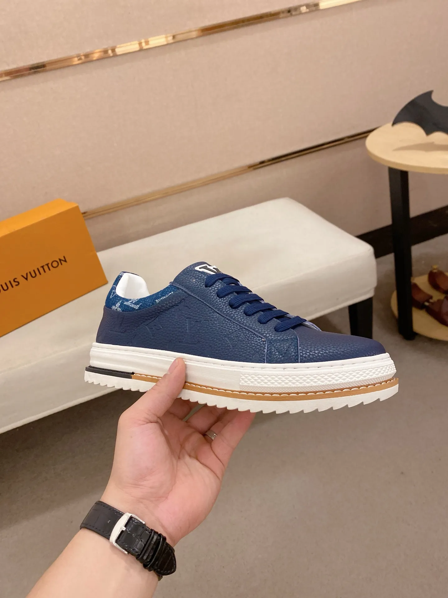 Men's shoes💰 420💰louis vuitton (Louis Vuitton/lv)🔍🔍The new counters are on sale at the same time. The uppers are imported from Italy. ⃣️Re-engraved🇮🇹💪💪, ⚠Sole: The original sole is specially provided by the original factory, the exclusive movable molded sole is super comfortable, ⚠Original and single goods 🔍high quality, you can enter and leave the counter at will, welcome to compare⚠. Code number: 38-44 (45/customized, non-refundable)